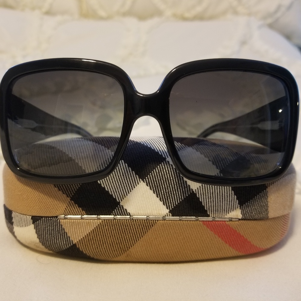 Burberry Square Framed Sunglasses B 4073